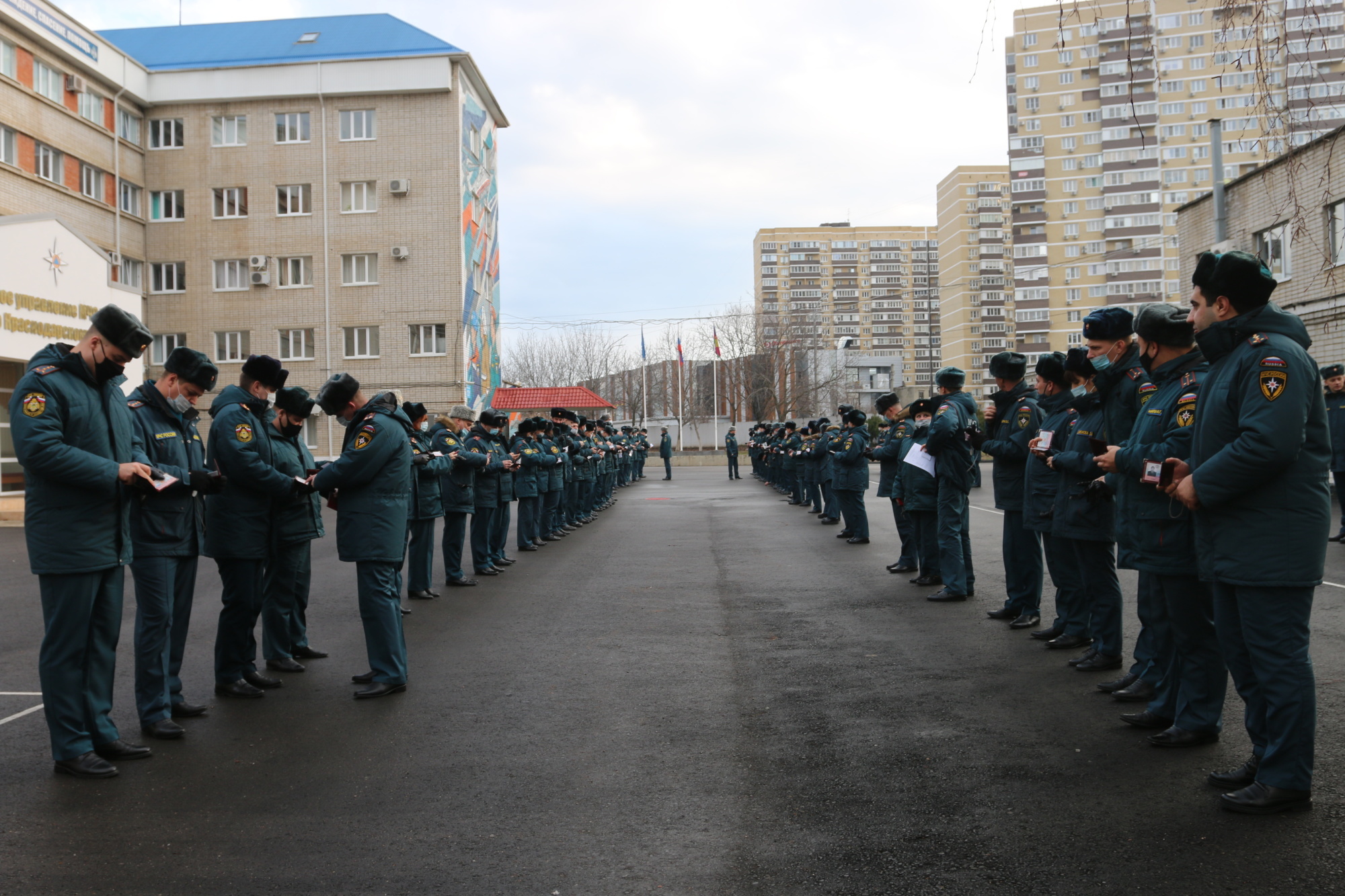 Строевой смотр. Строевой смотр Краснодар МЧС. Зимний строевой смотр МЧС. Строевой смотр зимней одежды. Строевой смотр зимой.