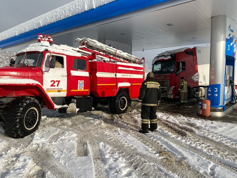 В Краснодарском крае спасатели оказывают помощь водителям в круглосуточном режиме (+видео)