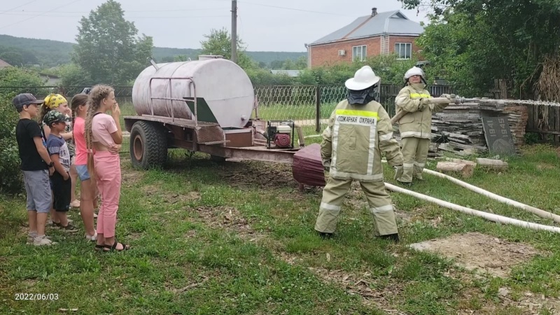 Добровольные пожарные дружинники провели профилактическое мероприятие в Апшеронском районе