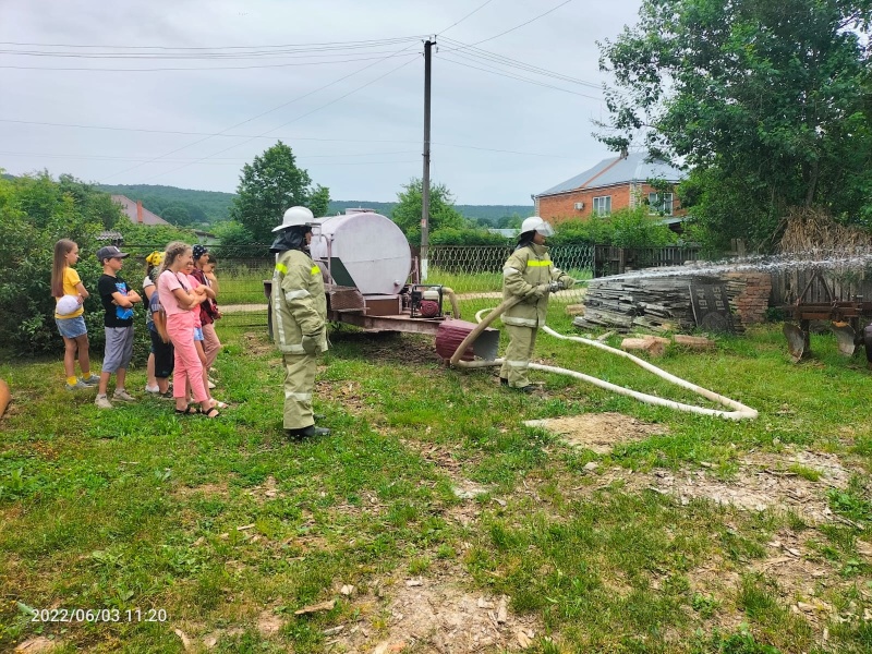 Добровольные пожарные дружинники провели профилактическое мероприятие в Апшеронском районе