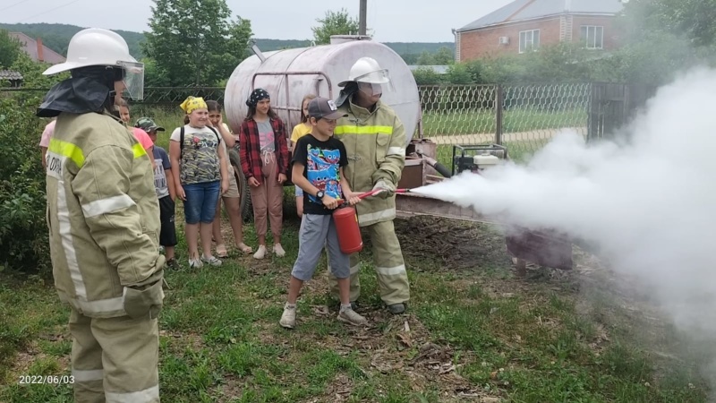 Добровольные пожарные дружинники провели профилактическое мероприятие в Апшеронском районе