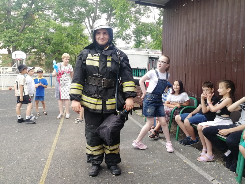 Огнеборцы Анапы побывали в гостях у гимназистов