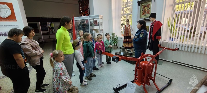 В осенние каникулы на пожарно-технических выставках Кубани детям рассказывают о правилах пожарной безопасности