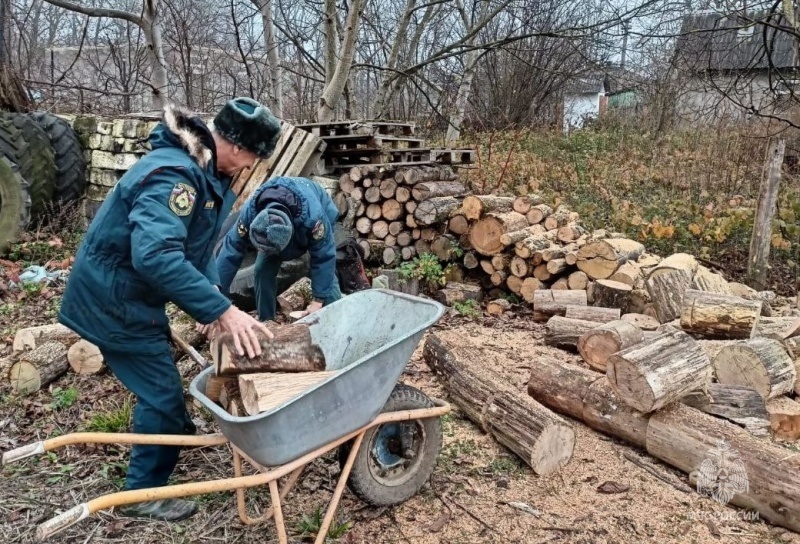 Сотрудники МЧС России оказывают помощь ветеранам