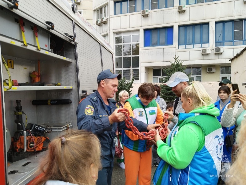 На пожарно-технической выставке в Анапе побывали особенные гости