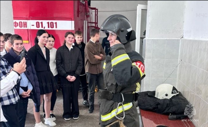 В рамках проекта «В будущее с уверенностью» пожарные рассказывают школьникам о своей профессии