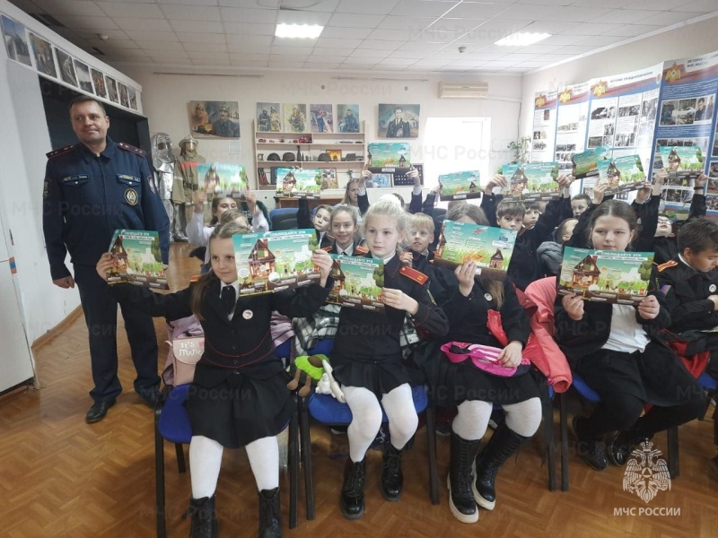 На пожарно-технической выставке в Анапе прошел Урок мужества в честь Дня матери