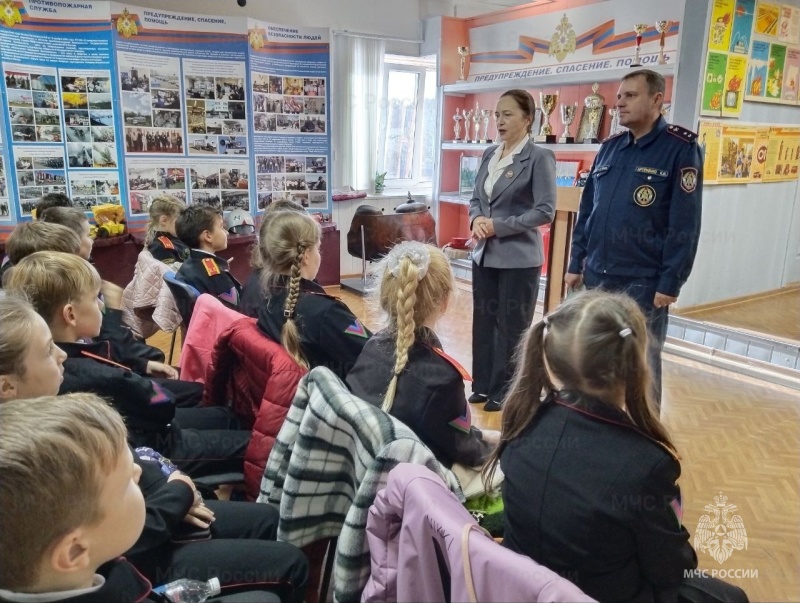 На пожарно-технической выставке в Анапе прошел Урок мужества в честь Дня матери