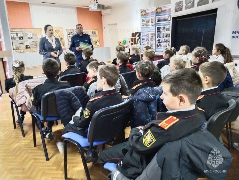 На пожарно-технической выставке в Анапе прошел Урок мужества в честь Дня матери