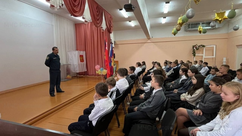 Старшеклассники из Мостовского пообщались с пожарным