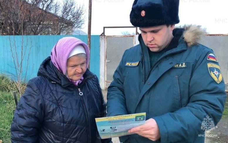 Подворовые обходы являются действенным методом профилактики пожаров в частном секторе