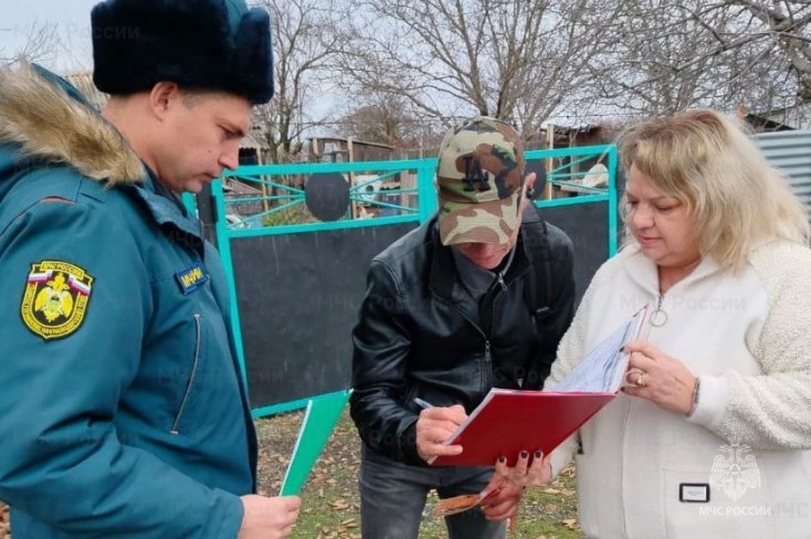 Подворовые обходы являются действенным методом профилактики пожаров в частном секторе