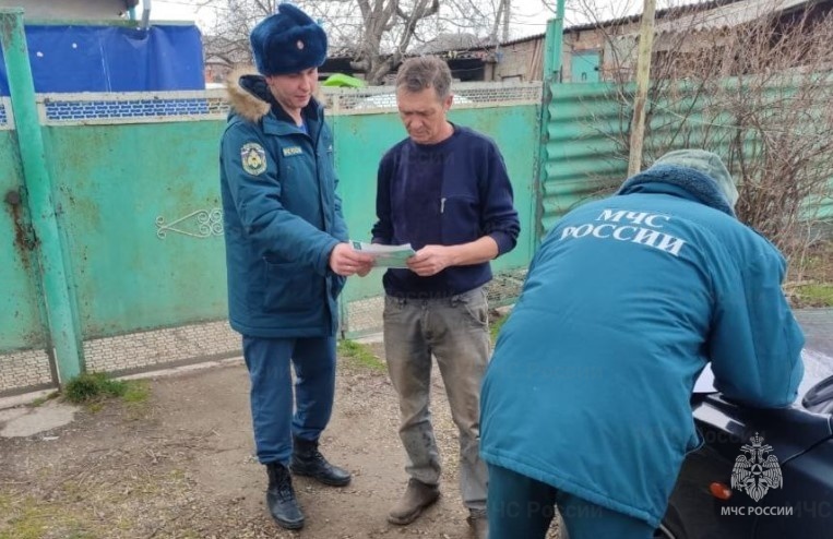 Подворовые обходы являются действенным методом профилактики пожаров в частном секторе