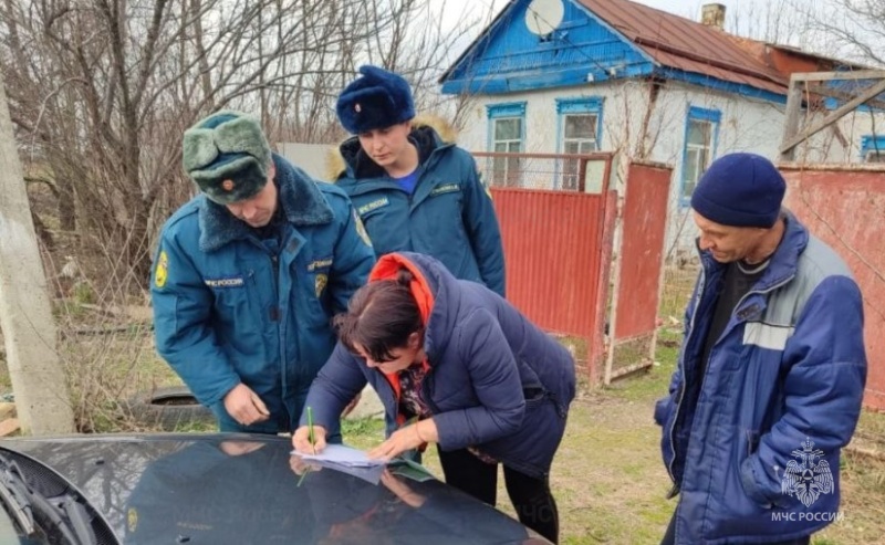 Подворовые обходы являются действенным методом профилактики пожаров в частном секторе