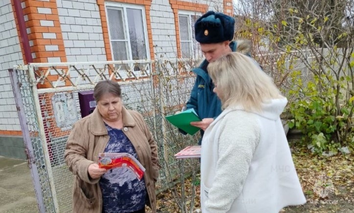 Подворовые обходы являются действенным методом профилактики пожаров в частном секторе