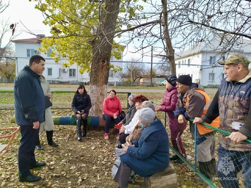 Жителям микрорайона № 1 города Тихорецка напомнили о правилах пожарной безопасности