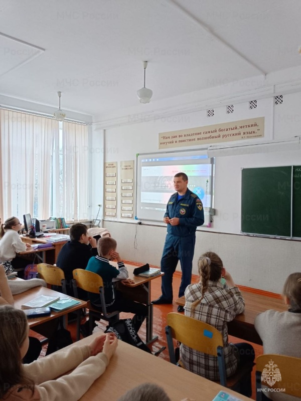 Об основах безопасности на воде в зимний периoд школьникам рассказали инспекторы Центра ГИМС