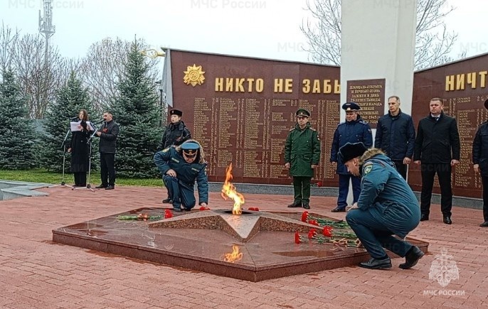 Сотрудники МЧС России приняли участие в памятных мероприятиях в Апшеронском районе (+видео)