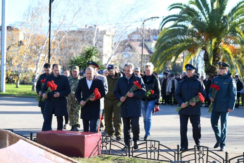 Сотрудники МЧС Адлерского района города Сочи приняли участие в памятных мероприятиях в честь Дня Неизвестного Солдата