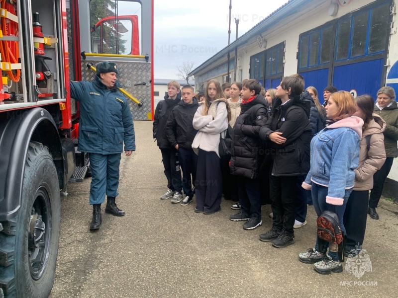 В День добровольца хадыженские школьники посетили огнеборцев