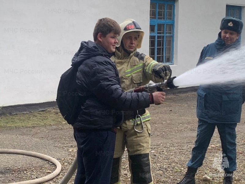 В День добровольца хадыженские школьники посетили огнеборцев