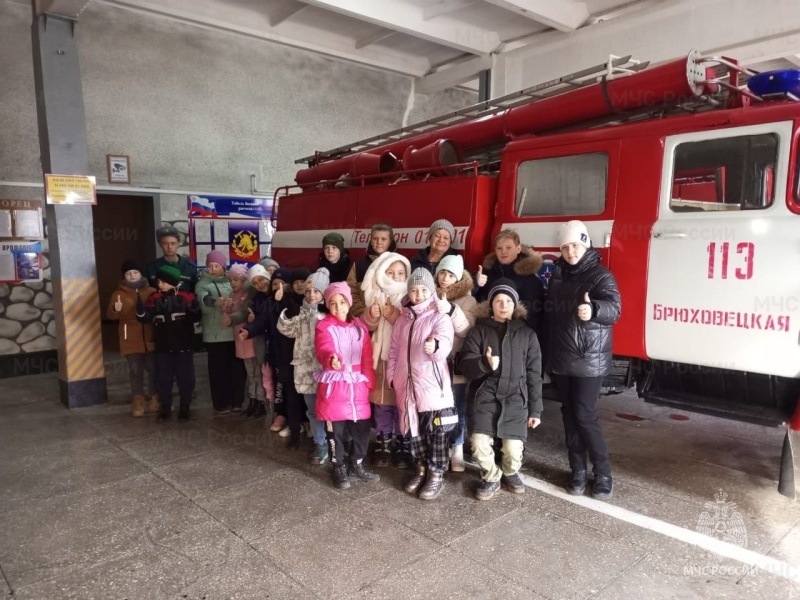 В Брюховецкой для детей-спортсменов проведена экскурсия по пожарно-спасательной части