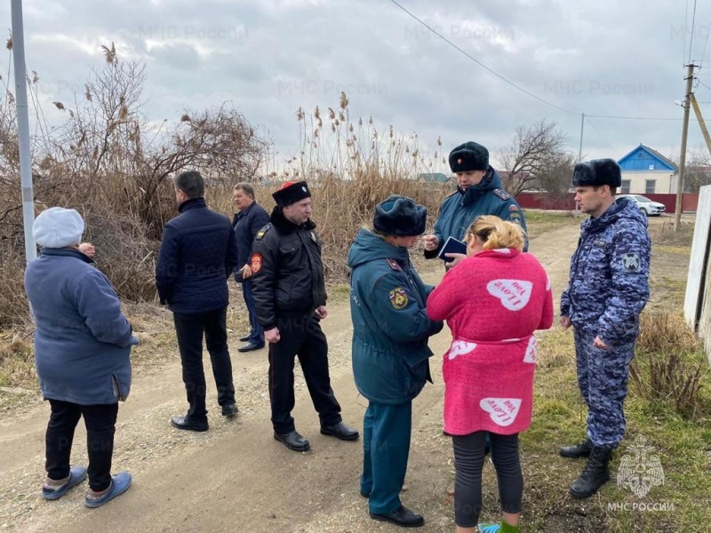 В Приморско-Ахтарске сотрудники МЧС озабочены безопасностью местных жителей